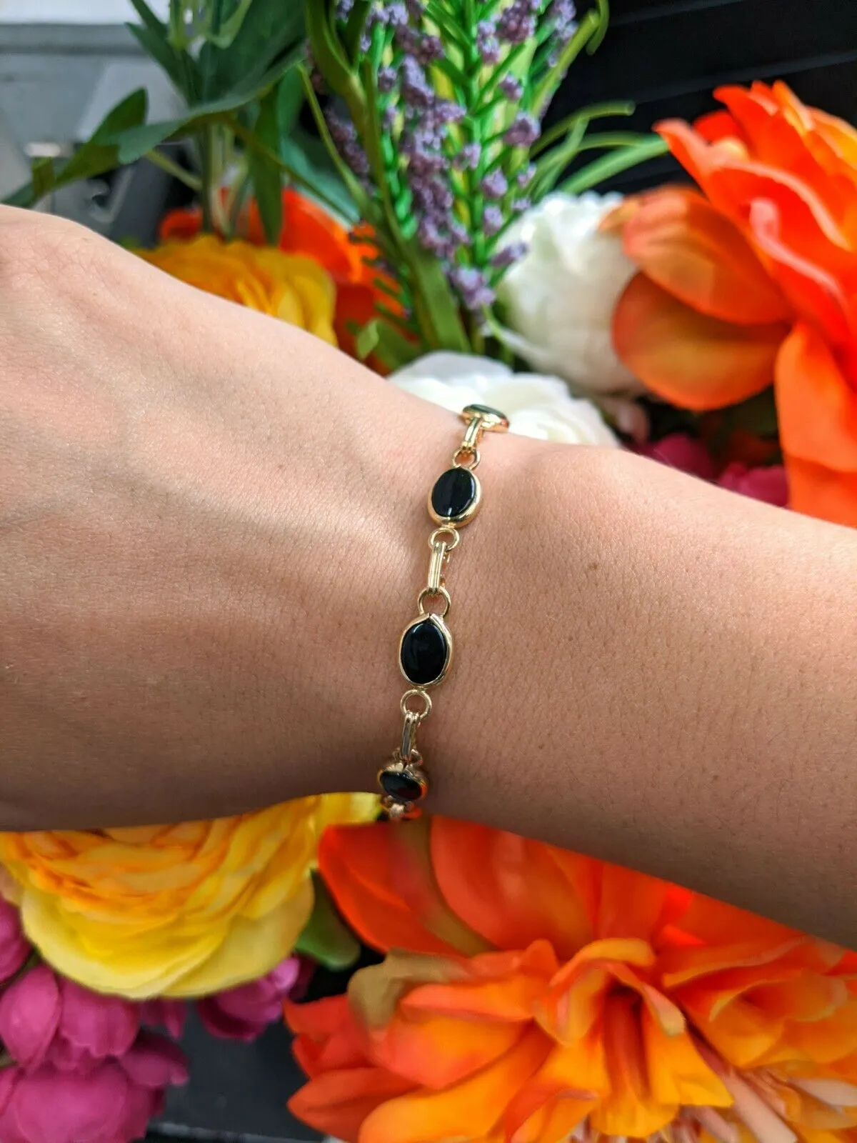 14KY Gold 7.25IN Oval Onyx Link Bracelet 6.6G (Eight 7x5MM Oval Onyx) Bezel Set