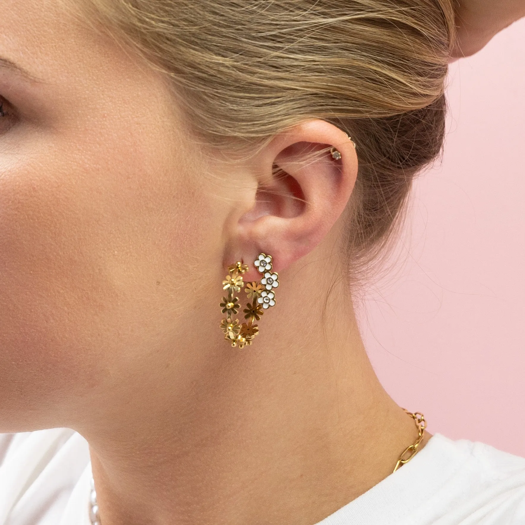 Gold coloured stud earrings with strass flowers