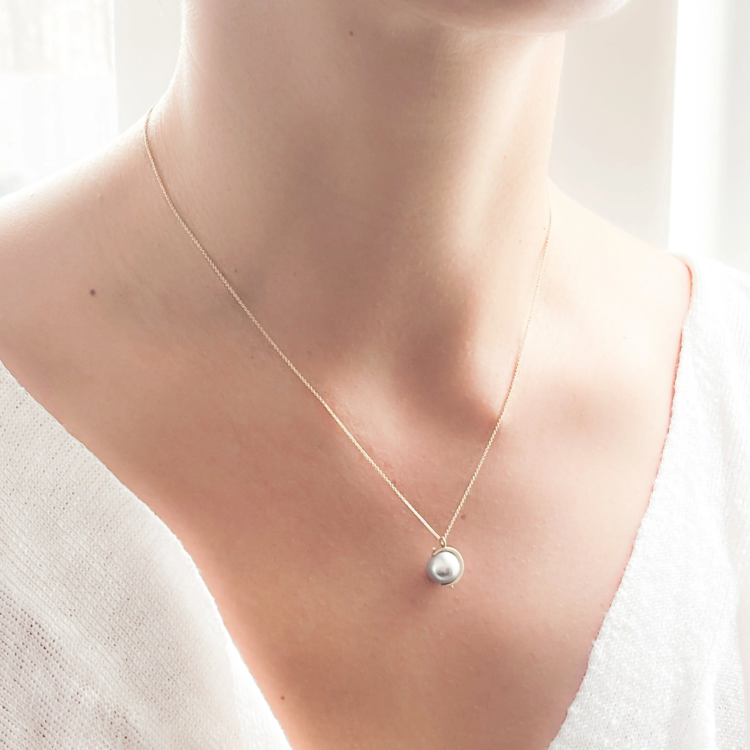 <!--NK205-->sliver moon pearl necklace